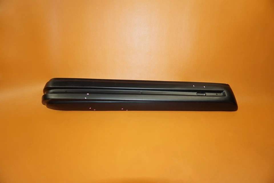 РЕЗИНОВАЯ КРЫШКА ЗАДНЕГО БАМПЕРА ROLLS ROYCE СЕРЕБРИСТАЯ ШПОРА 1981 1982 1983 1984-1990 UB424675 - Изображение 2 из 4