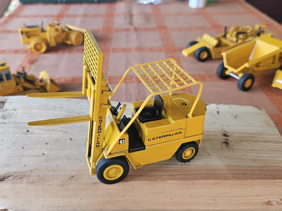 JOAL COMPACT 1:25 CATERPILLAR  Elevatrice Forklift CAT V60 , REF. 215 - Immagine 4 di 4