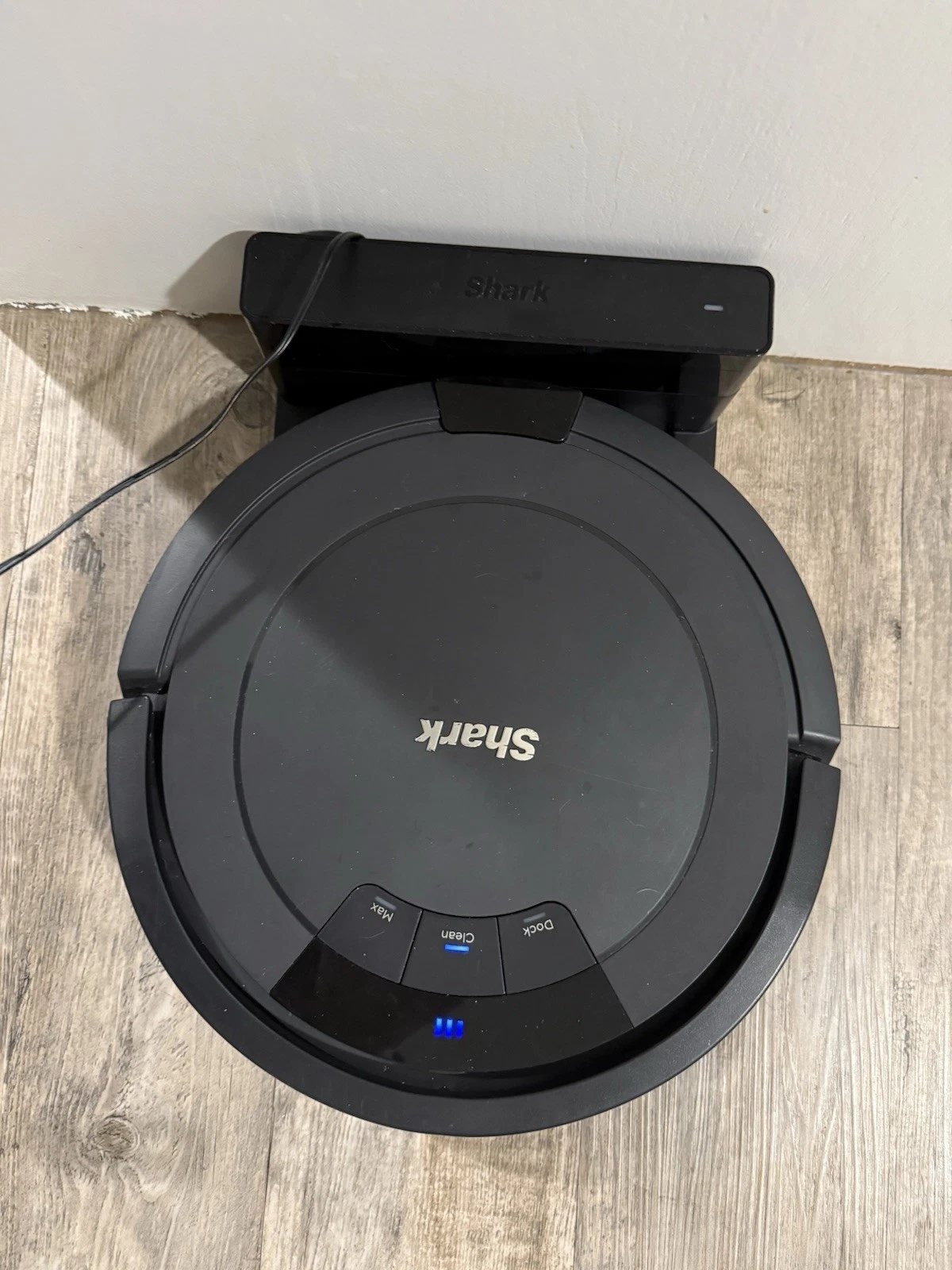 Shark AV753XO1US ~ ION Robot Vacuum With Docking Station ~ Black ~ Clean!!