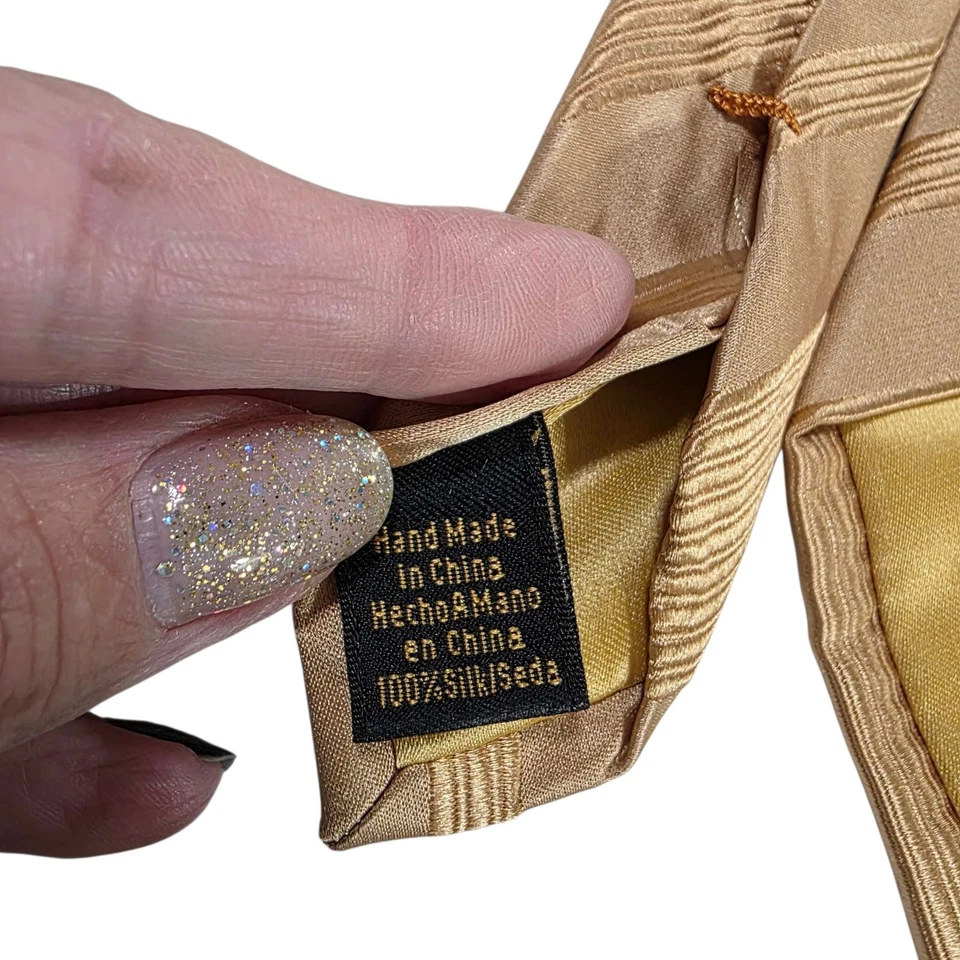 Мужской официальный галстук DONALD J. TRUMP Signature Collection в шелковую полоску золотистый  - Изображение 4 из 4