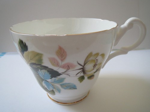 Royal Ascot English Bone China Teacup and Saucer - Dogwood Pattern - Gold Trim - Picture 2 of 7