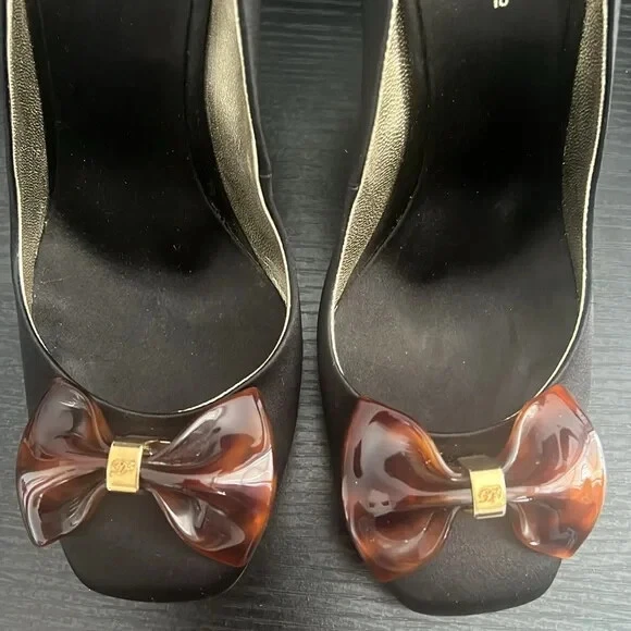 Zapatos de tacón DSQUARED2 negros con detalles de moño satinado Foto 2 de 4