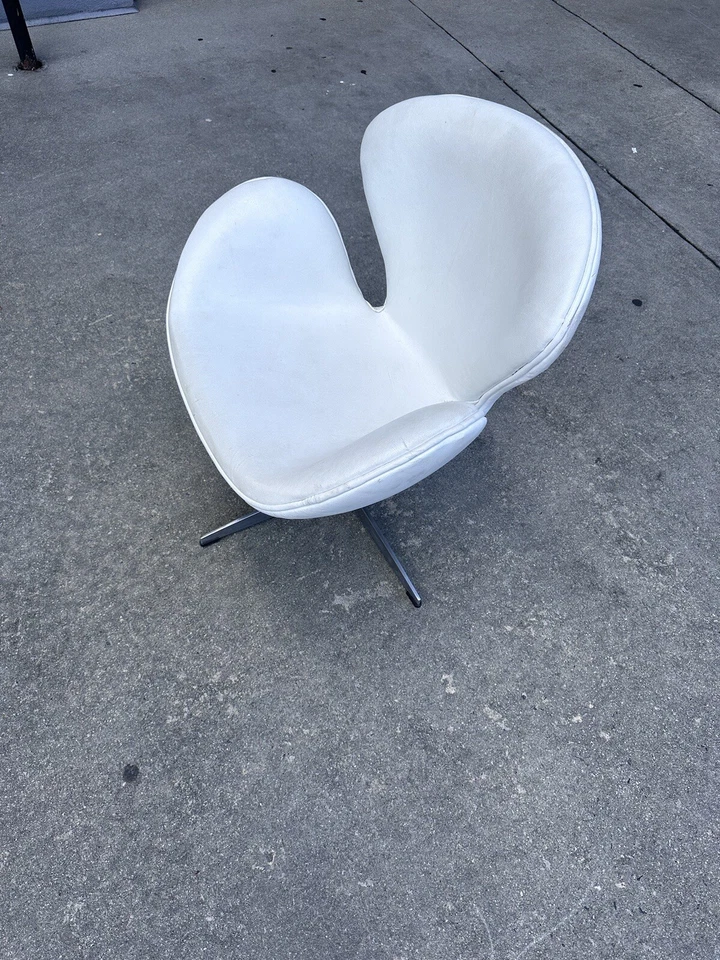 Silla giratoria de cuero blanca moderna de mediados de siglo Foto 3 de 4