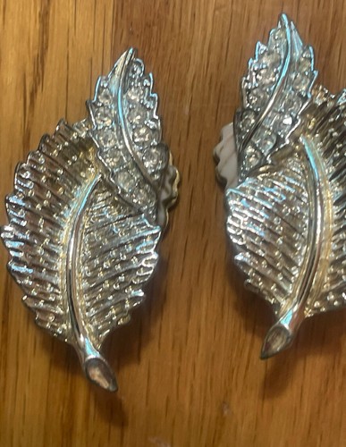 Vintage signed Sarah Coventry Rhinestone Brooch/Earring Set in silver tone. - Picture 2 of 6