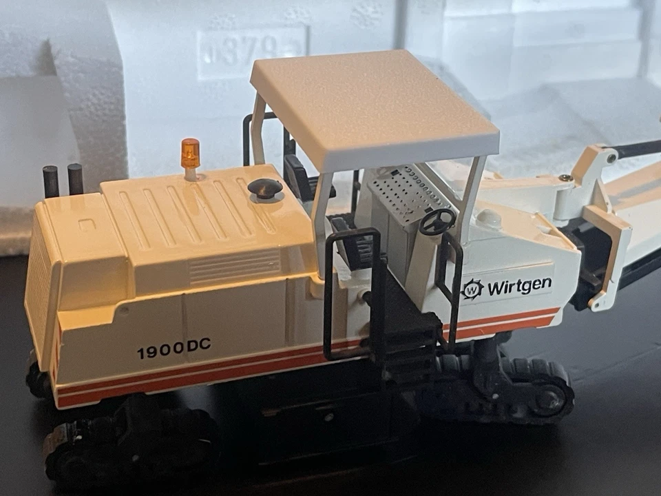 Fresadora de carretera WIRTGEN 1900DC diecast #379 escala 1:50 NZG de 2000 blanca Foto 3 de 4