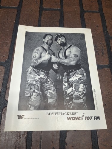 Foto promocional estación de radio WWF Bushwhackers 8X10
