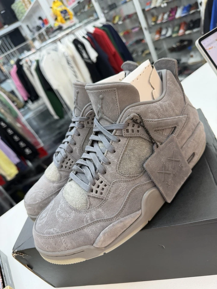 Talla 11.5 - Air Jordan 4 Retro x KAWS Gris Frío (930155-003) Muestra Rara Nuevo Foto 3 de 4