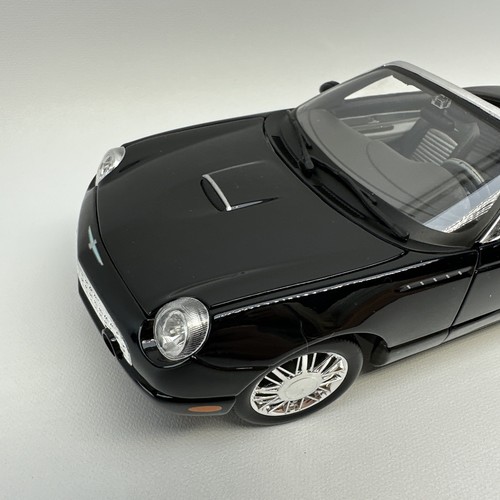 Ford Thunderbird Neiman Marcus 2002 negro edición limitada modelo 1:18 con caja - Imagen 8 de 20