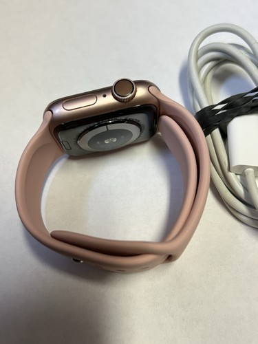 Apple Watch Series 4 40mm rose gold Aluminum Case Sport Band (GPS) - Photo 3 sur 5