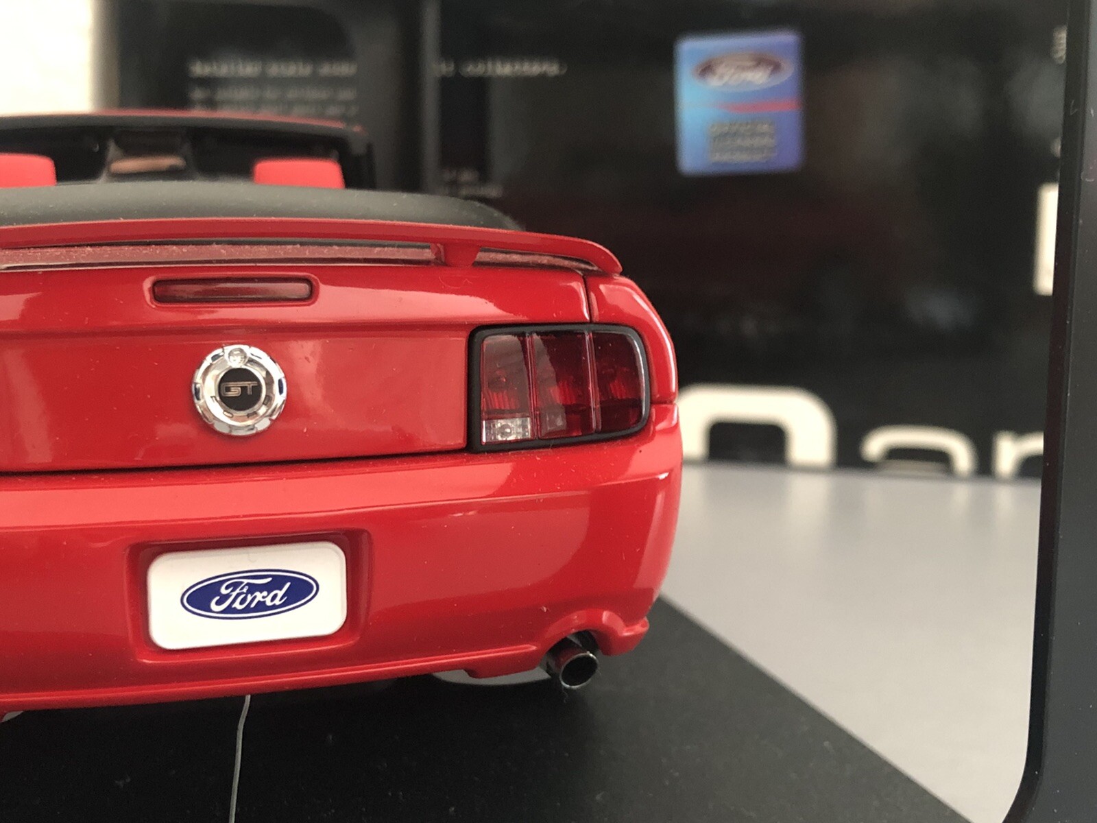 2006 Ford Mustang GT 1:18 AUTO Art- - Trucks & Vans