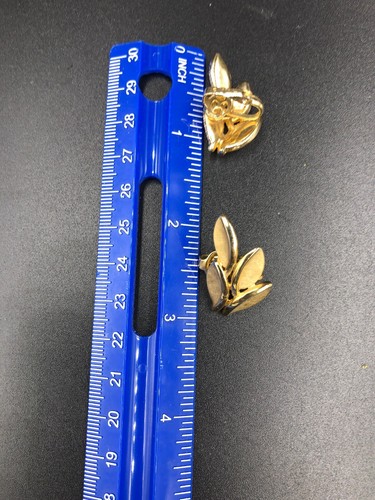 Pendientes Trifari Corona Firmados De Colección Diseñador Texturizado Tono Dorado Hojas con Clip - Imagen 10 de 12