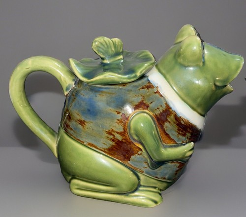 VTG✨Hand Painted Green Frog Figurative Teapot 8 " long 5.5 " high (With LID) - Picture 4 of 7