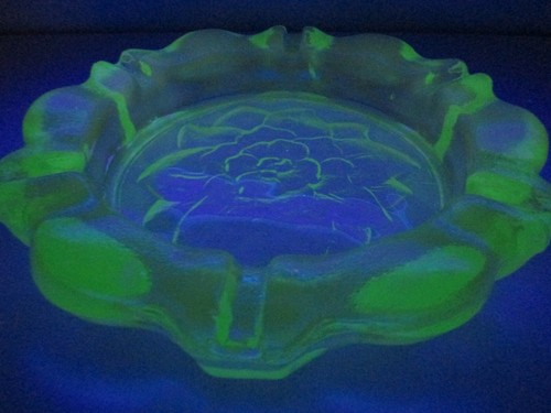 Vintage Tiara by Indiana Glass Ashtray Embossed Lotus Flower Green Round Heavy - Picture 9 of 10