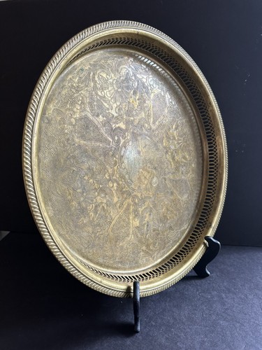 "Bandeja redonda de latón barra para servir 15"" grabada floral Hollywood Regency pátina de colección" - Imagen 10 de 24