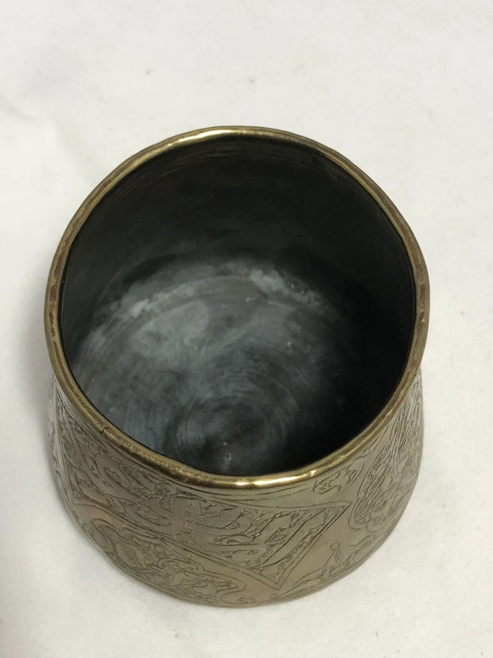 Antiguo cuenco inscrito de latón pequeño islámico de Oriente Medio Foto 4 de 4