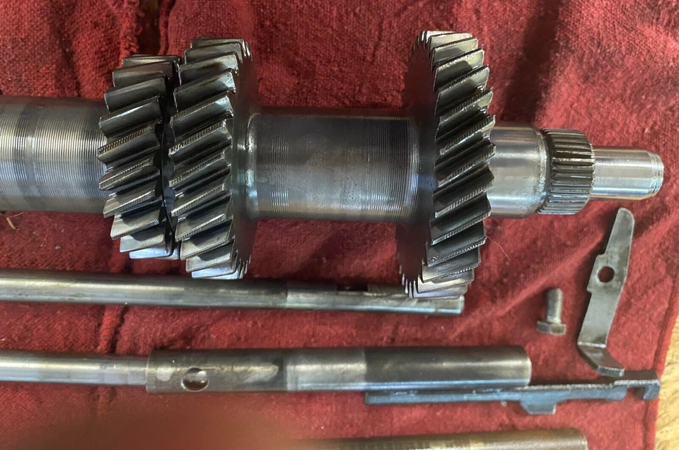 Piezas de transmisión. Saab 900 1983-1984 NA. Manual. Engranajes y varillas de engranajes en racimo Foto 3 de 4