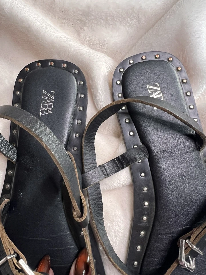 Sandalias Zara de cuero negras bloque con tachuelas talla 38 7,5 correa hebilla Foto 3 de 4