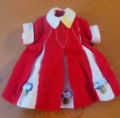 Konvolut 35 alte Puppenkleidung für 8”-10” Puppen + Knickerbocker Herz Puppenständer - Bild 11 von 11