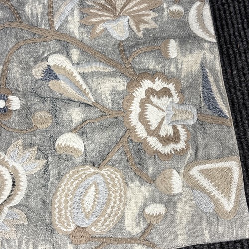 (1) Pottery Barn Sonya Embroidered Pillow Cover 18x18" - Blue Multi - NEW - Picture 3 of 8