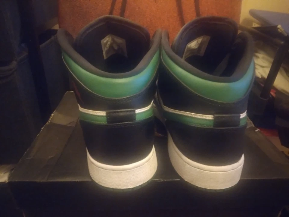 Zapatillas altas Air Jordan 1 Mid SE (GS) negras/verdes/blancas para niño talla 7 años Foto 3 de 4