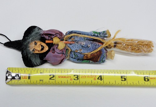 Vintage hängende Küche Hexe Puppe mit Besen Harz Stoff Halloween Ornament 5" - Bild 8 von 8