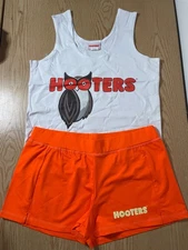 New Women’s Hooters Girl Tank and Shorts Outfit size Large Fit some XL