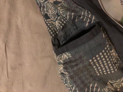 Chaqueta Scotch & Soda Foto Impresión Sarga Entrenador Cremallera Frontal Talla M Nueva con Etiquetas Precio de venta sugerido por el fabricante $278 - Imagen 17 de 23