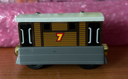 Toby Gold Magnet Thomas der Zug Straßenbahnwagen Holzeisenbahn Freunde selten 2003 - Bild 1 von 6