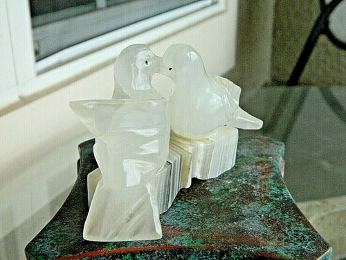 BEAUTIFUL HAND CARVED WHITE ONYX LOVE BIRDS- GREAT FOR WEDDING OR ANNIVERSARY - Picture 3 of 7