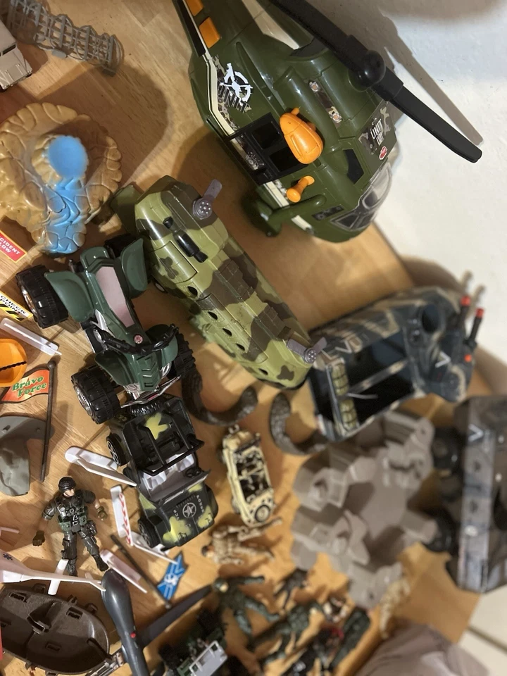 Huge Lot Of Toy Army Military Soldiers & Accessories Vehicles, Helicopters, etc - Image 4 of 4