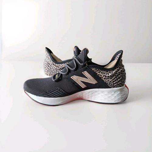 Roav de espuma fresca para correr New Balance para mujer - leopardo/negro - Imagen 5 de 7