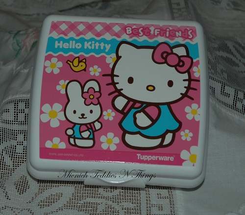 TUPPERWARE HELLO KITTY MEJORES AMIGOS CONEJITO FLORES BLANCO SÁNDWICH GUARDIÁN - Imagen 1 de 1