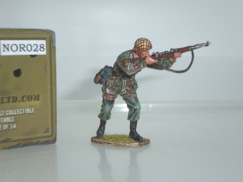 FIGURA DE RIFLE FIRST LEGION NOR028 ALEMÁN PARACAIDISTA DE PIE DISPARANDO K98 - Imagen 2 de 2