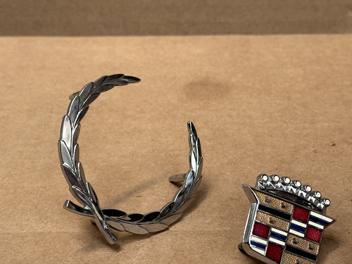 1960s 1970s Cadillac Roof Pillar Side Wreath & Crest Emblems GM 4416721 4414149 - Foto 4 di 16