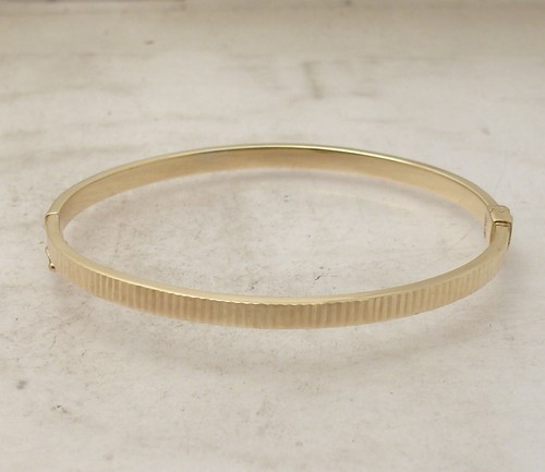Medium Size Diamond Cut Oval Edged Hinged Bangle Bracelet Real 14K Yellow Gold - Picture 2 of 4
