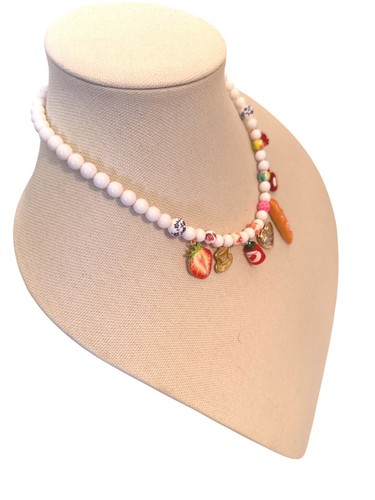 Collana di perline fatta a mano con perline bianche e ciondoli assortiti a tema frutta inclusi - Foto 3 di 6