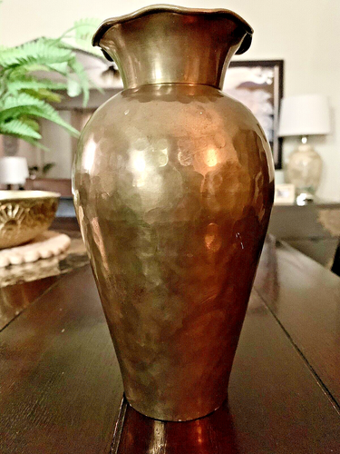 VINTAGE SOLID BRASS VASE HAMMERED w SCALLOPED RIM 8.5" PATINA - Picture 7 of 16
