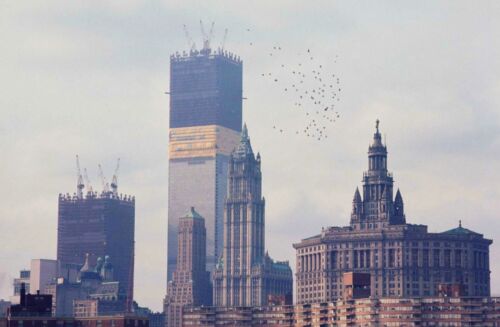 Fotografía del World Trade Center 1970 construcción en curso clima brumoso 8 x 10  - Imagen 1 de 1
