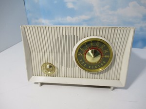 WHITE-TIME-CAPSULE-1950-039-S-RCA-Victor-Model-X2E-Tube-AM-Radio-WORKS