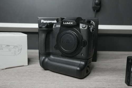 EXCELLENT GH5 + OEM Grip + 2 OEM Batteries + 3 Batteries - Picture 3 of 9