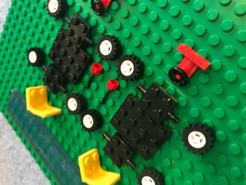 Lego Set 2 x schwarze kleine Go Carts mit weißen Rädern, Reifen, Sitz & Schaltknüppel