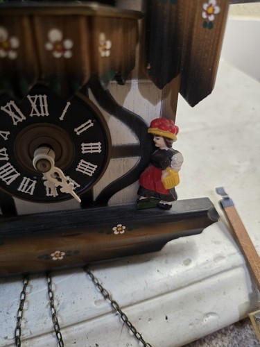 Reloj de Cuco Movimiento Thorens Edelweiss Happy Wanderer Hecho en Suiza - Imagen 7 de 9