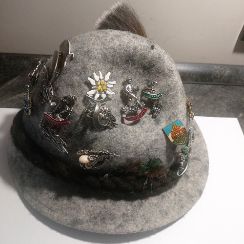 Tirolerhut Herren  mit Gamsbart und div. Anstecker   Größe 55 - Bild 2 von 4