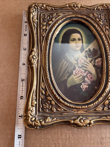 Marcos de madera vintage enmarcados de Santa Teresa de Lisieux con rosas y crucifijo de 7,5”x6” 2 - Imagen 9 de 10