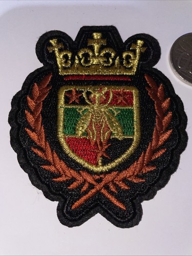 Bee Crest Laurel Crown Badge Iron On Embroidery Patch Appliqué 7.7 cm x 9 cm - Picture 2 of 6
