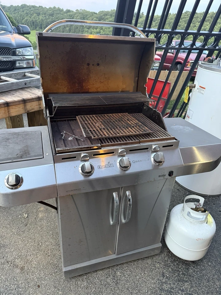 Parrilla de gas propano de 3 quemadores de acero inoxidable Char-Broil con quemador lateral Foto 3 de 3