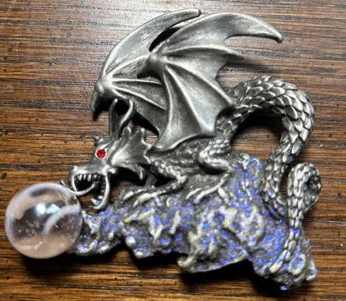 JJ Jonette Schmuck Zinn DRACHE mit Zauberkugel Glitzer Pin/Brosche signiert