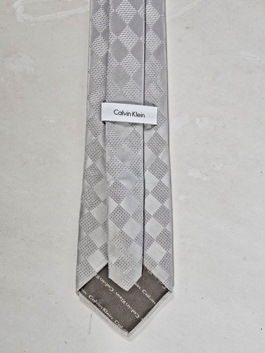 CALVINE KLEIN NECKTIE SILK SILVER GRAY GEOMETRIC DIAMONDS 58" X 3.75" - Picture 2 of 2