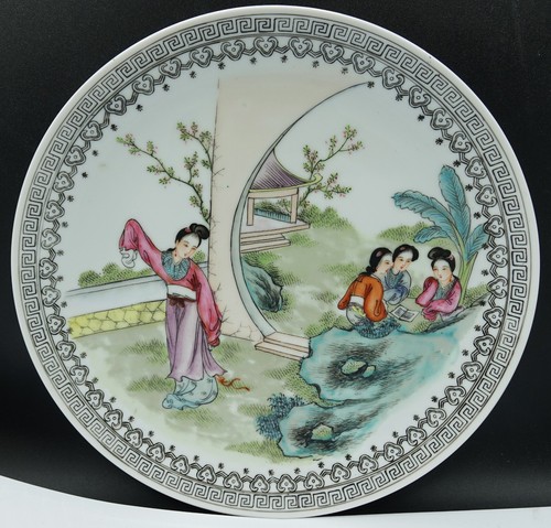 Chinese Republic Period Figures Porcelain Plate Qianlong Nian Zhi Mark, ca 1940 - Picture 2 of 16