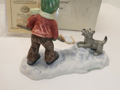 FIGURA DE PORCELANA BERTA HUMMEL SUJETADOR 310 ""SNOWDRIFT SORPRESA - Imagen 3 de 7